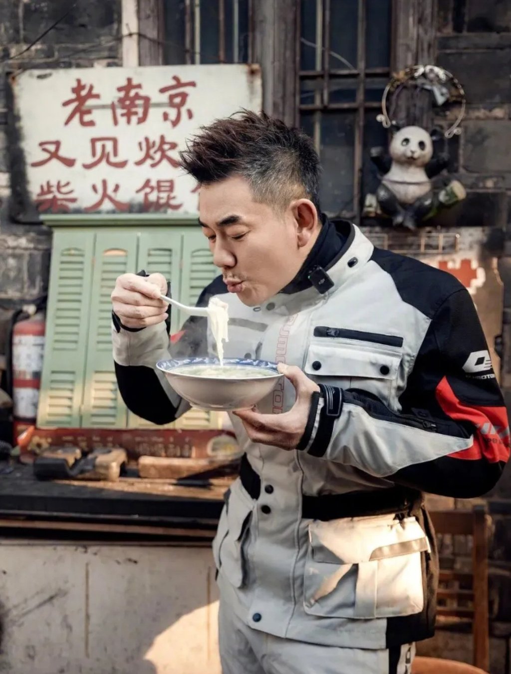 Taiwan singer Richie Ren, above, popped into the wonton shop and showered praise on its owner. Photo: QQ.com