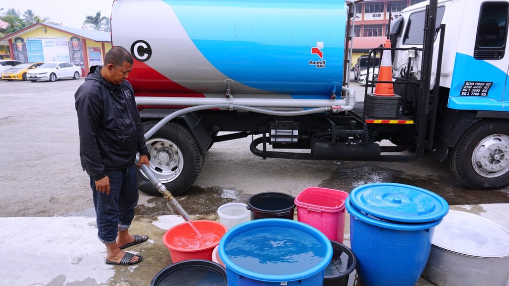 A tanker distributes water to residents in Pontian, Malaysia’s Johor state, after a prolonged water supply cut due to pollution in 2019. Photo: Shutterstock