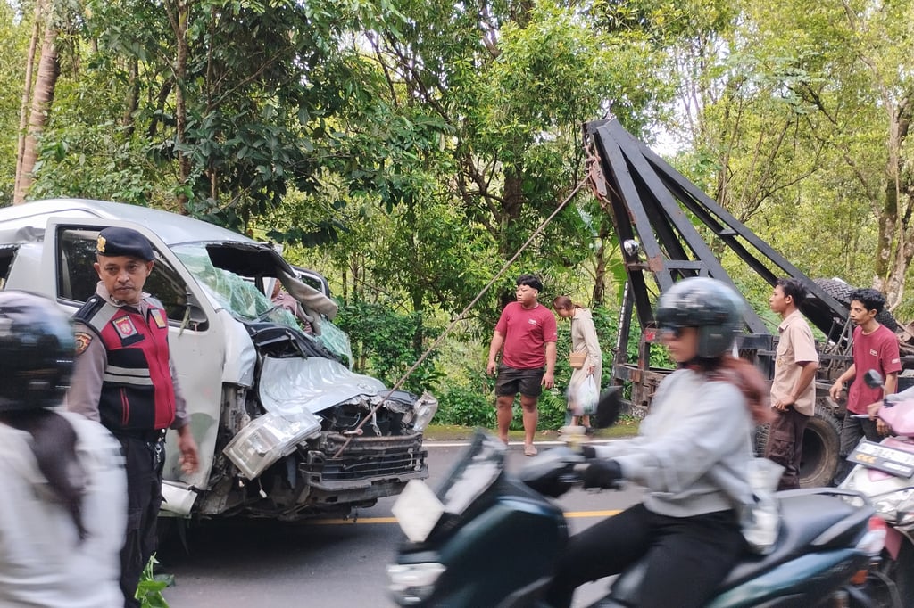 The wrecked vehicle is removed from the accident site in Buleleng on Bali island on Friday. Photo: AP