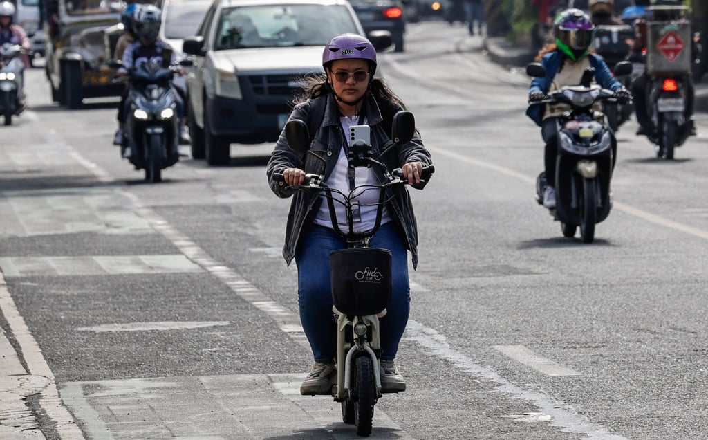 A person rides an electric scooter in Makati city in Metro Manila, Philippines. Photo: EPA-EFE