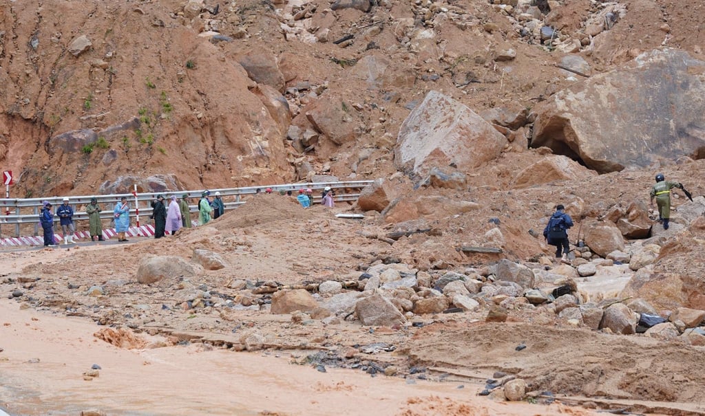 Landslides block the road on Khanh Le pass on Monday. Photo: VNExpress/AP