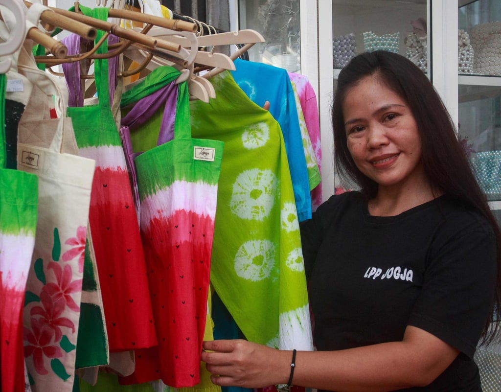 Mary Jane Veloso shows a batik design she created during her time in a Yogyakarta prison on December 13, 2024. Photo: AFP