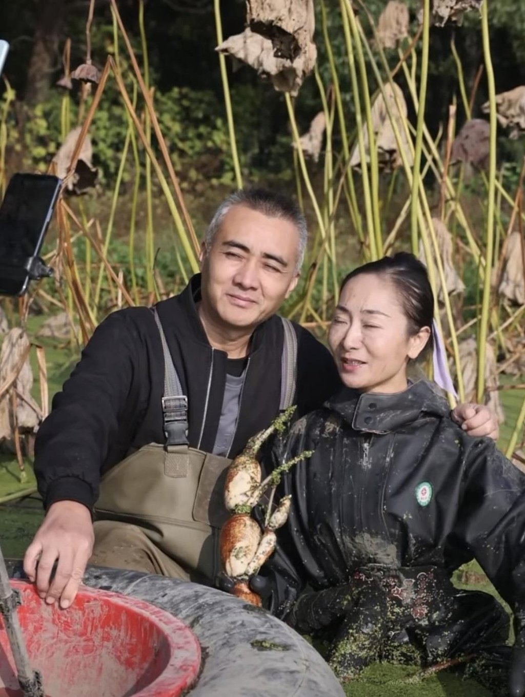 Hu photographed at work with her husband, who developed severe back pain from working in the lotus ponds. Photo: Baidu