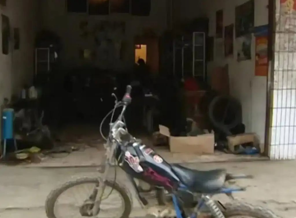 Zhang’s first motorcycle repair shop was housed in a rudimentary building. Photo: Baidu