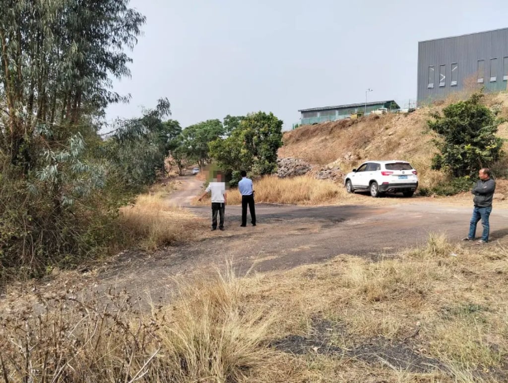 Police investigators survey the remote location of the faked car accident. Photo: QQ.com
