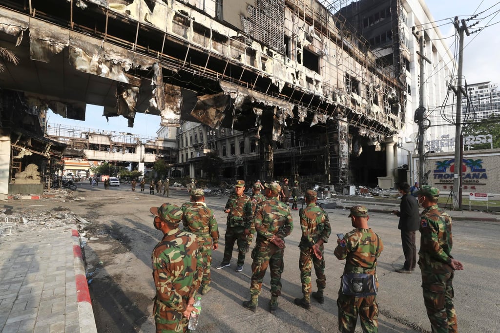 Cambodian troops stand near a ruined building following a massive fire on December 28, 2022, at a hotel casino in Poipet, west of Phnom Penh. Photo: AP