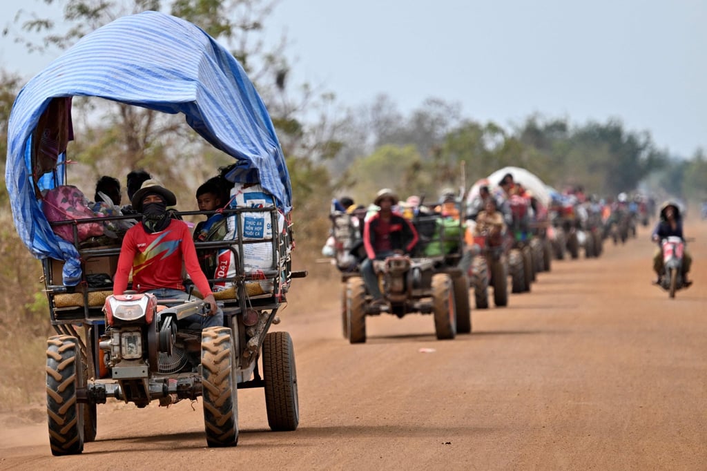 Displaced residents evacuate with their belongings during clashes along the Cambodia-Thailand border in Cambodia’s Siem Reap province on Tuesday. Photo: AFP