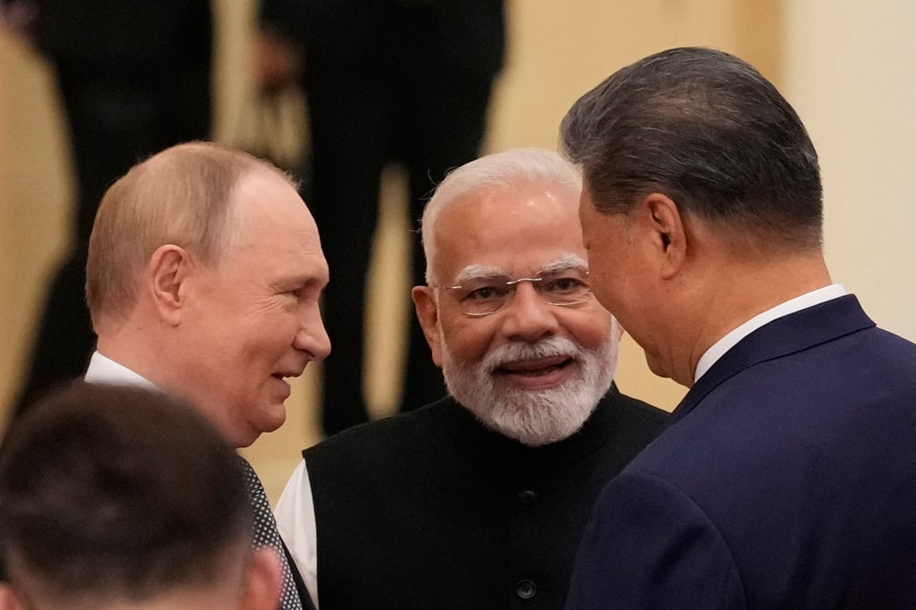Indian Prime Minister Narendra Modi speaks with Russian President Vladimir Putin and President Xi Jinping ahead of the Shanghai Cooperation Organisation summit in Tianjin on September 1. Photo: TNS