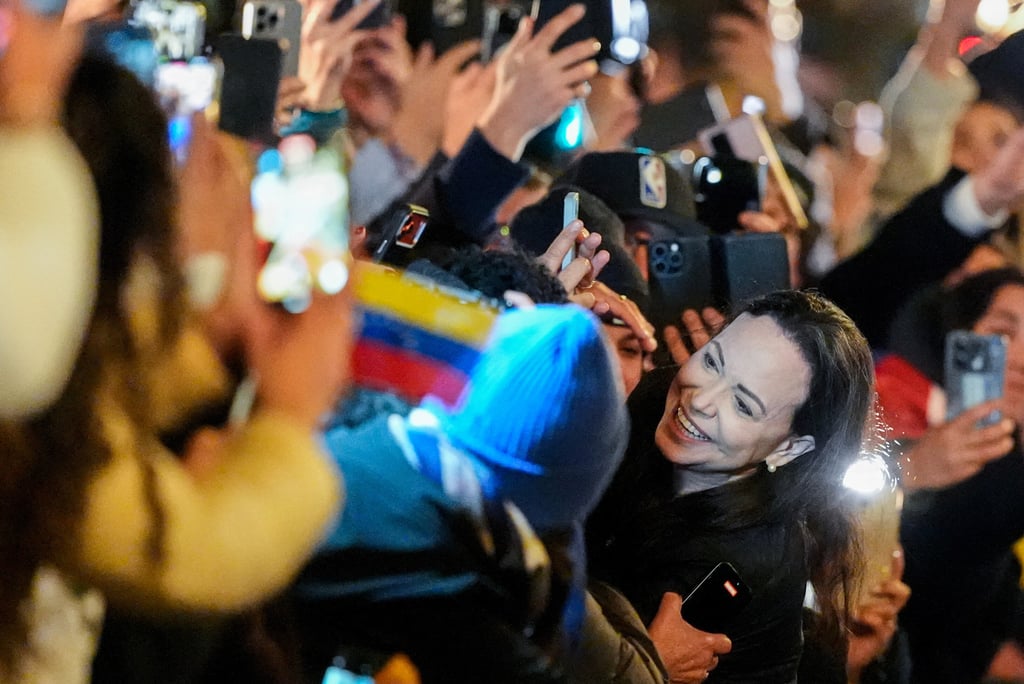 Maria Corina Machado with the crowd gathered in front of the Grand Hotel in Oslo. Photo: Lise Aserud/NTB via AP