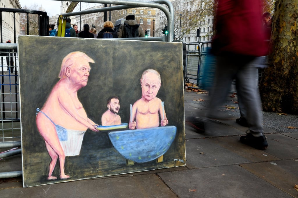 Passers-by in London view a satirical artwork by Kaya Mar featuring Donald Trump, Volodymyr Zelensky, and Vladimir Putin, displayed on December 8. Photo: Reuters