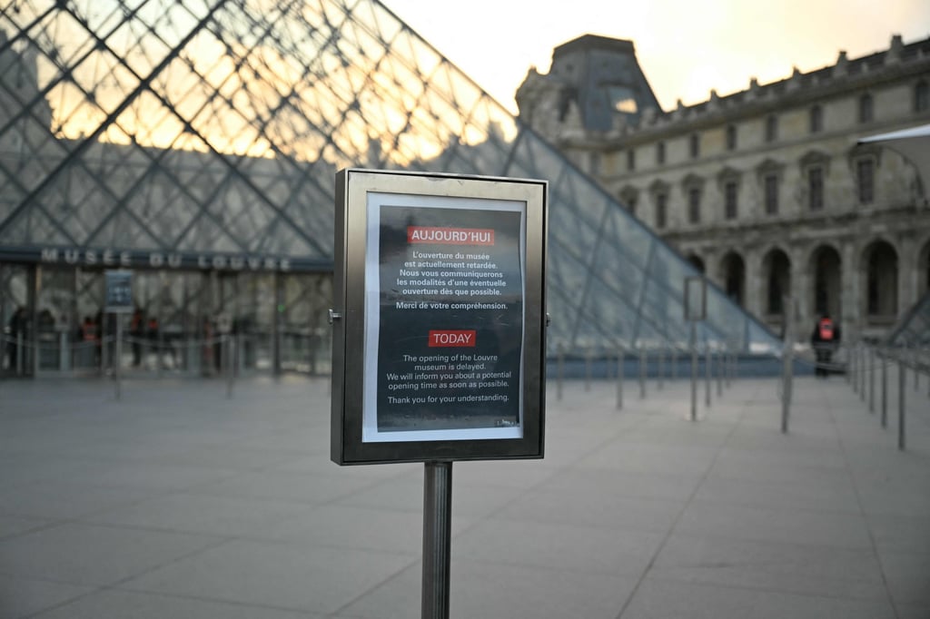 A notice informing the public of a delayed opening of the Louvre Museum on Monday. Photo: AFP