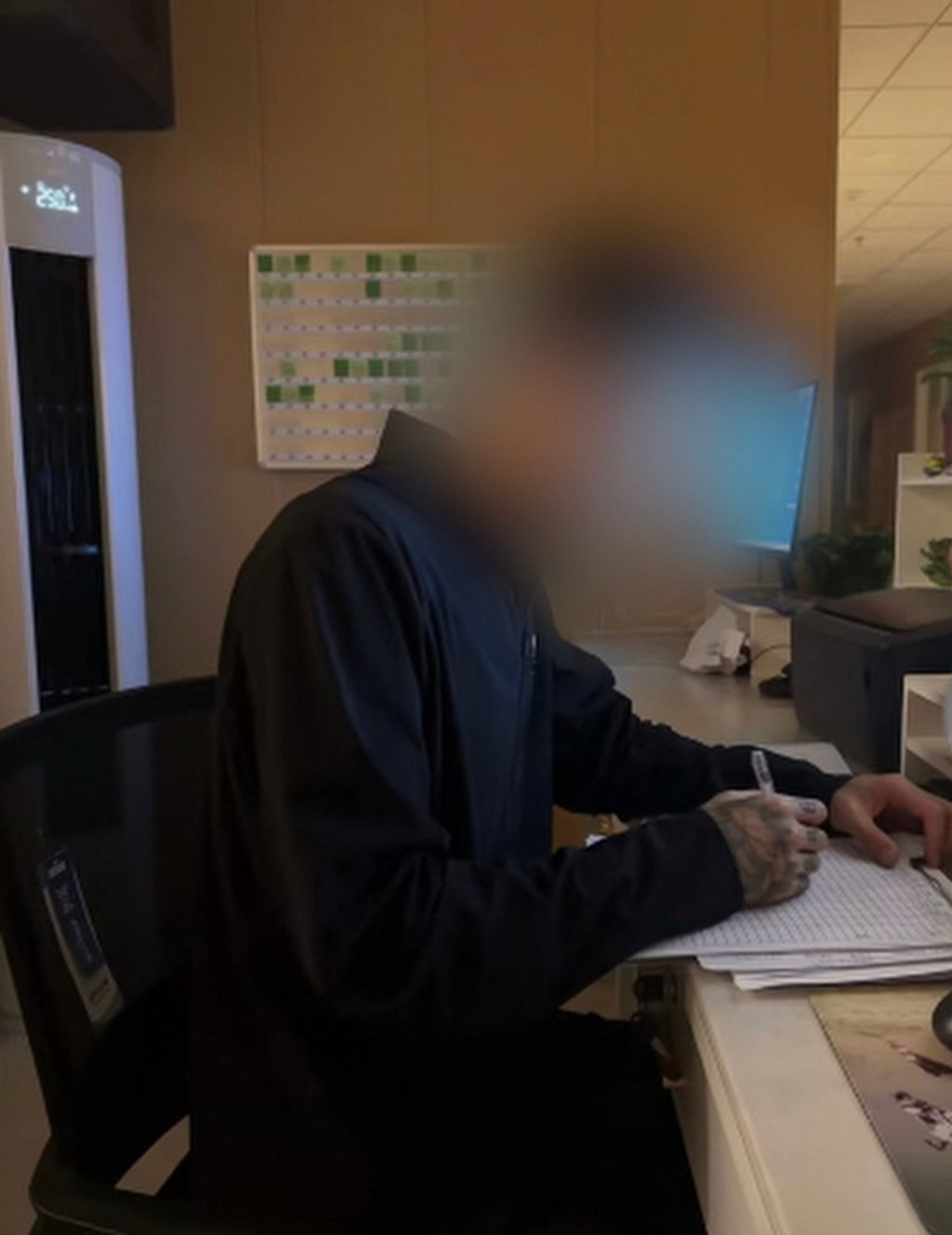 The man was also filmed writing reports at the nurses’ station of a ward. Photo: gscn.com.cn