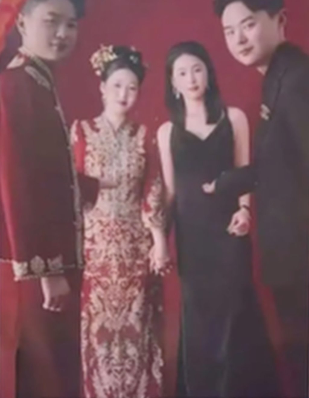 Twinning the twins: The happy foursome at a pre-wedding photo shoot. Photo: Douyin