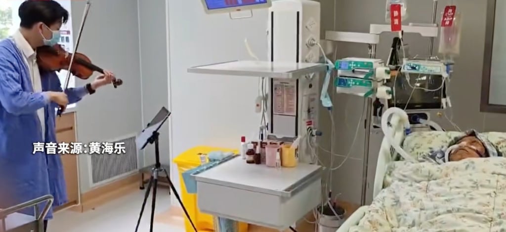 The violinist plays as Huang Haile’s illness-stricken mother lies in her hospital bed. Photo: QQ.com