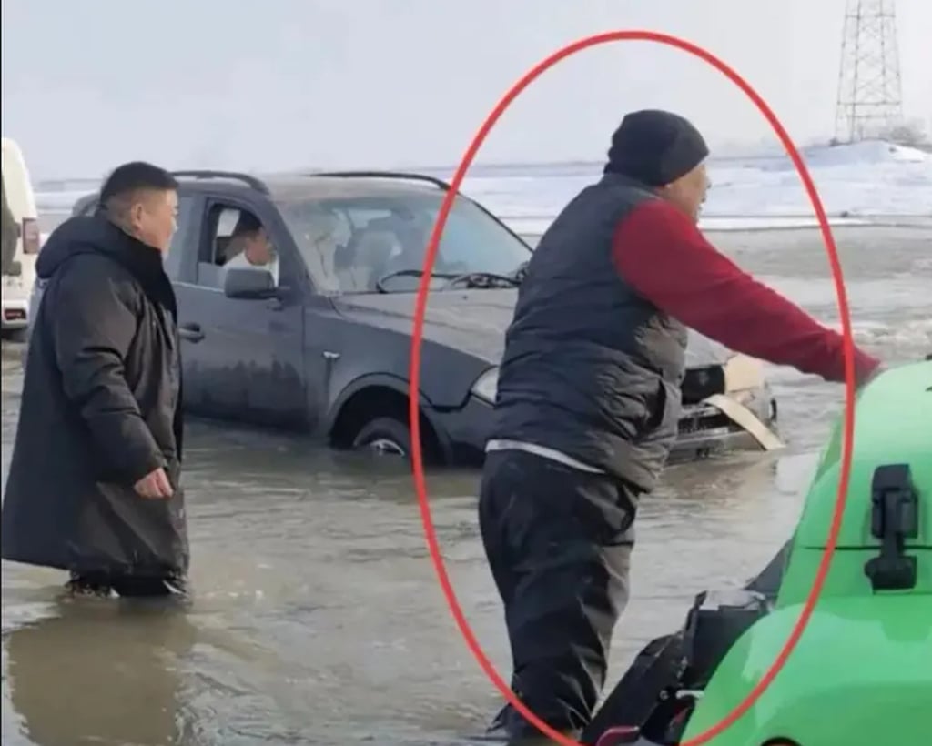 Yu Donglai, circled in red, ventures into the freezing cold river to execute the rescue. Photo: 163.com