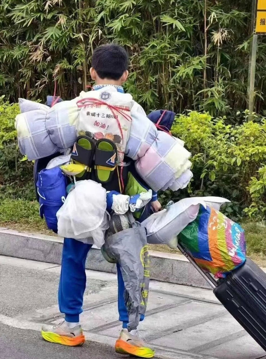 Teenage school pupil He Zirui sets off on his journey with his skilfully packed belongings on his back. Photo: ctdsb.net