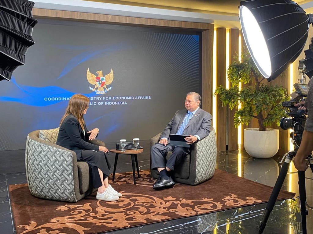 Indonesia’s coordinating minister for economic affairs Airlangga Hartarto (right) shares his views on capital market reforms with South China Morning Post executive managing editor Zuraidah Ibrahim. Photo: Handout