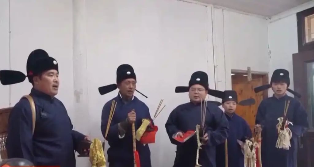 Men gather wearing traditional ceremonial robes to welcome in the spring season. Photo: Baidu