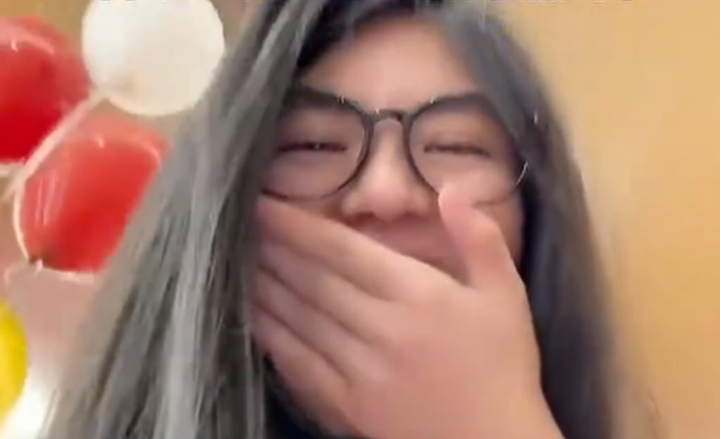 After her university graduation, her mother, a teacher, encouraged her to take the civil service exam, but Deng declined, now enjoying the success of her career. Photo: Baidu