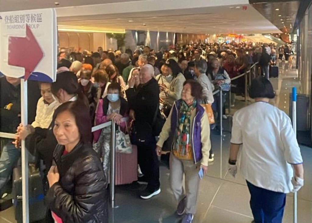 Hundreds of passengers queue at Ocean Terminal waiting to board the ship. Photo: Facebook/Longman Lo