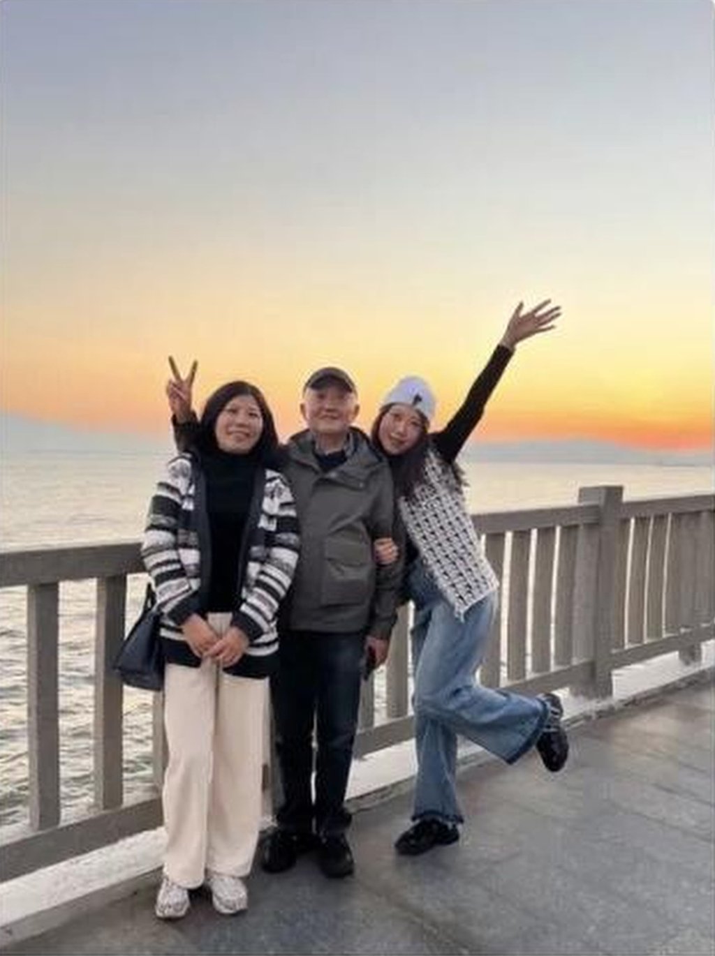 Young people, like the woman on the left above, are embracing the trend to reconnect with their parents. Photo: Baidu