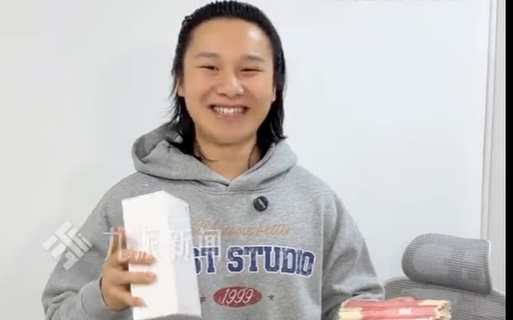 Zhang Zilong displays some of the other prizes that were up for grabs in the lucky draw. Photo: Sohu