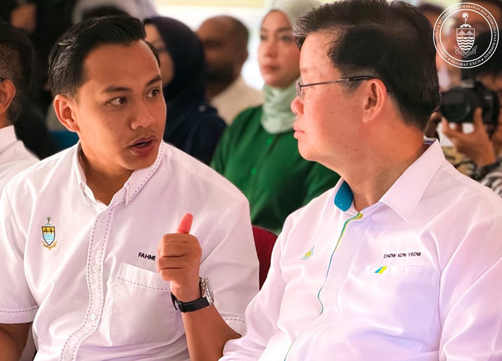 Fahmi Zainol (left) speaks to Penang Chief Minister Chow Kon Yeow at an event on February 14. Photo: Facebook/Fahmi Zainol