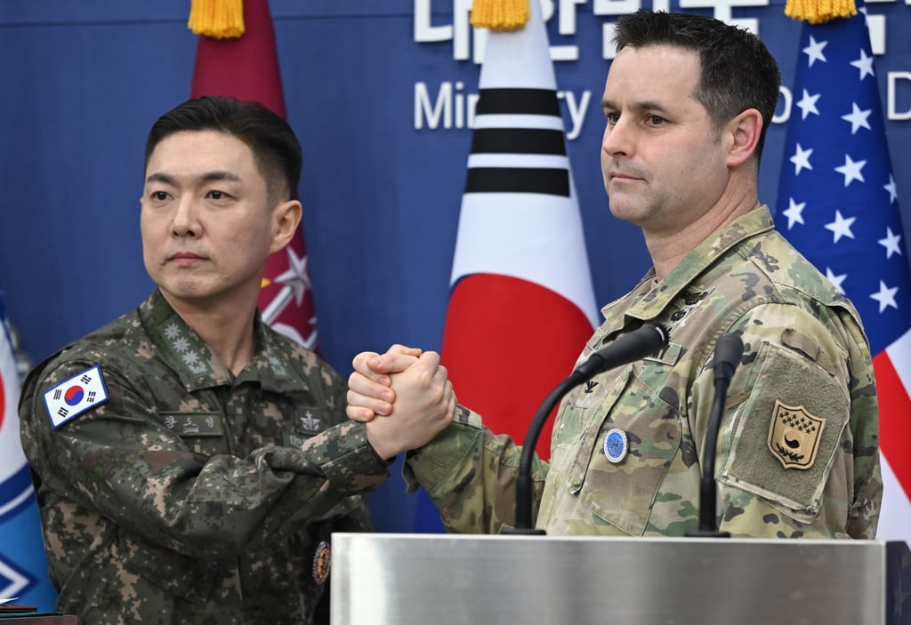 Colonel Jang Do-young (left), public affairs director of South Korea’s Joint Chiefs of Staff, and Colonel Ryan Donald, public affairs director of the United States Forces Korea, pose for a photo during a Freedom Shield press briefing on February 25. Photo: EPA