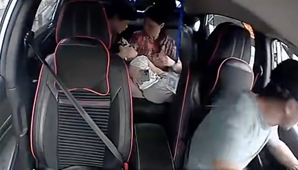 The above image shows the driver, right, as he is about to get out of the taxi. Photo: Douyin