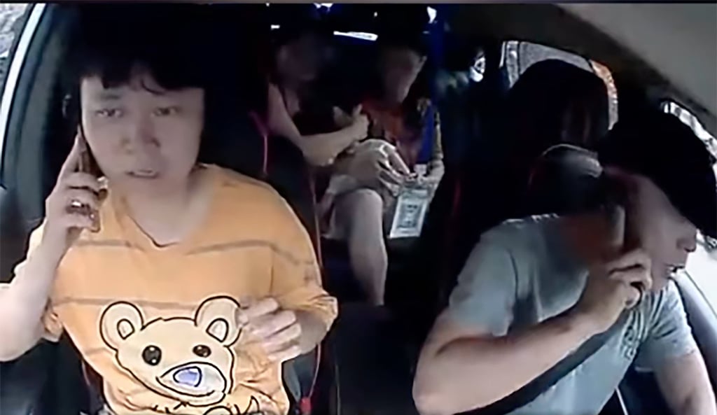 The urgency of the situation is clear from the image above. It shows Yanyan, her family, and the driver, Wang Tao, inside a taxi on the way to the hospital. Wang was calling the police to clear the road. Photo: Douyin