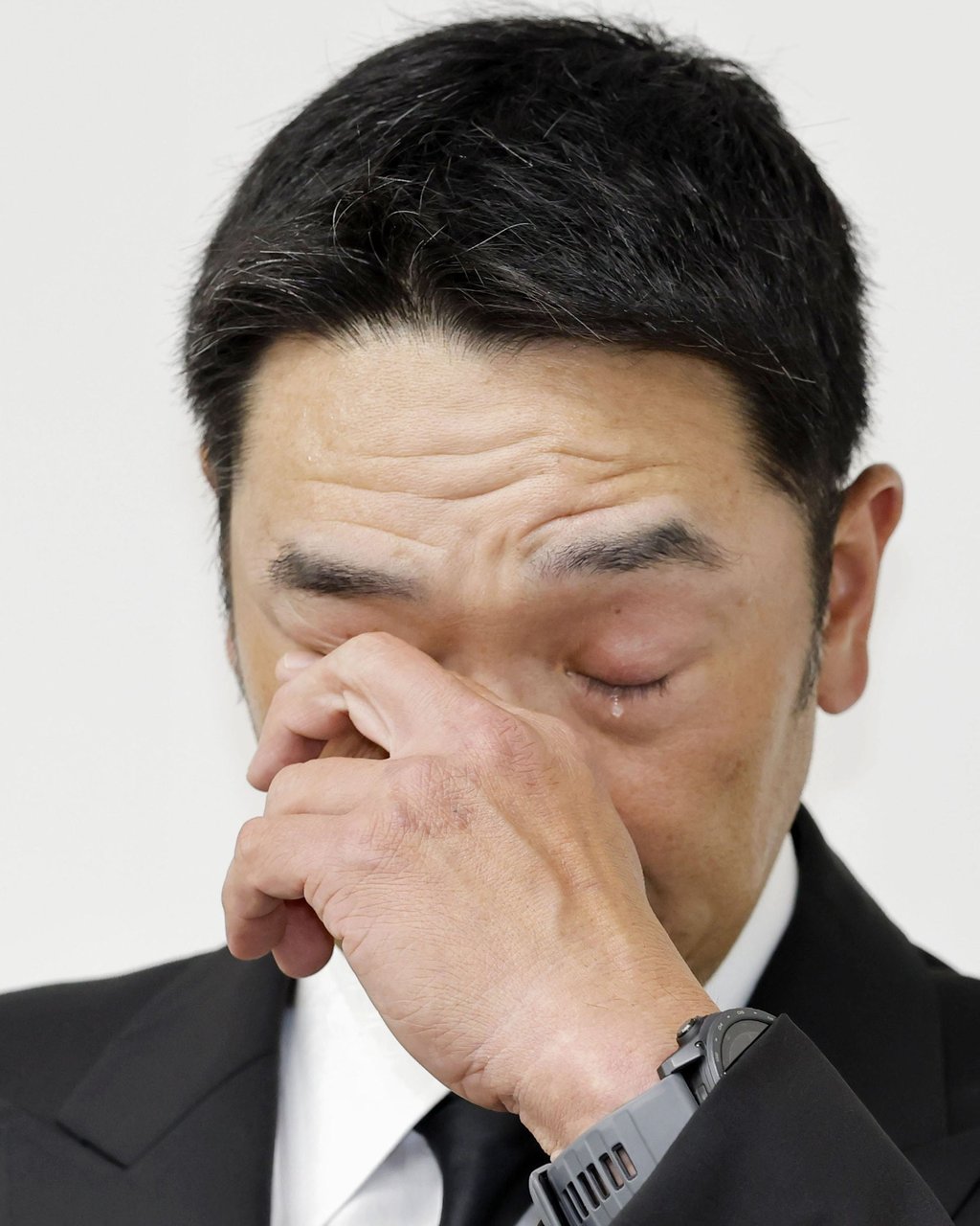 Shinnosuke Abe cries during a press conference announcing his resignation as manager of the Yomiuri Giants on May 26. Photo: Kyodo