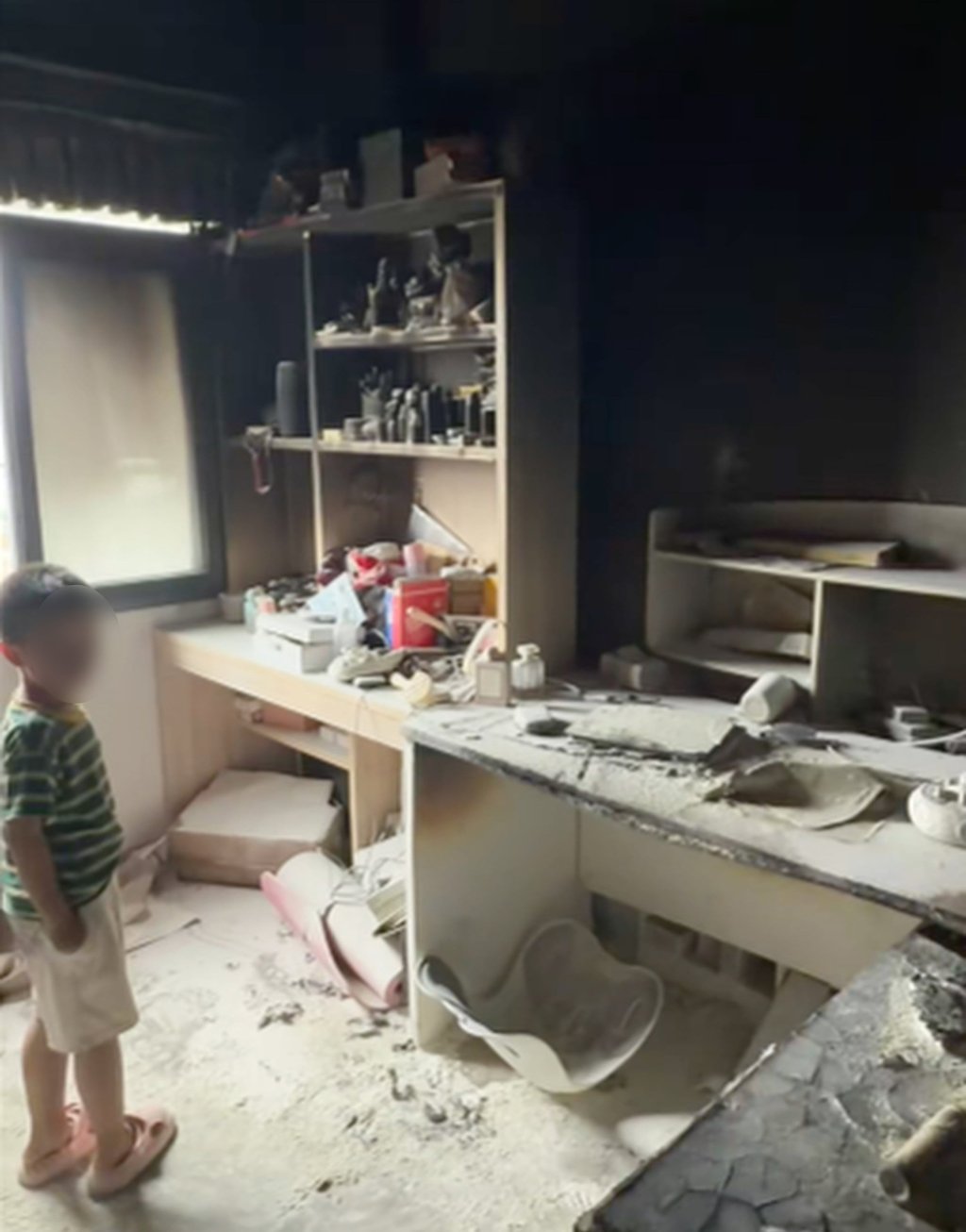 Amid the charred remains, the boy’s father calmly taught him about actions and consequences. Photo: Douyin