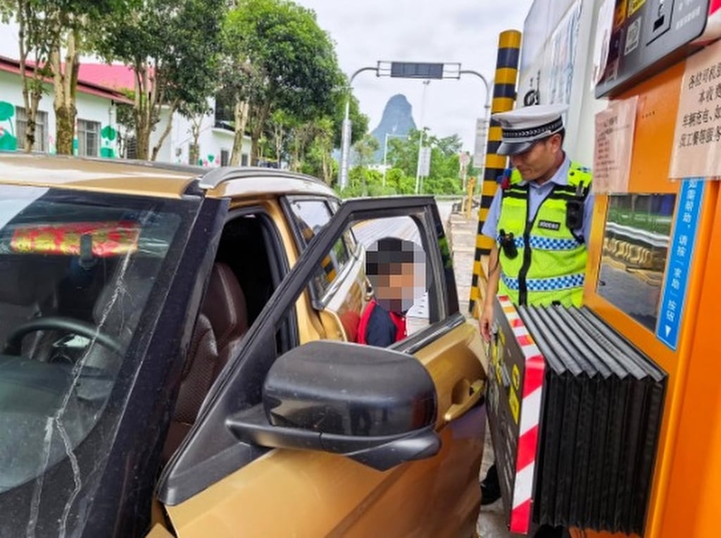 Luo maintained he was an adult with dwarfism when a toll collector alerted the police. Photo: Guilin Traffic Police