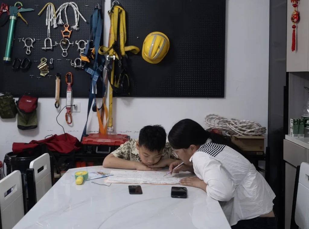 When Xu feels overwhelmed, she draws strength from her son, teaching him to cook, manage household chores, and acquire new skills. Photo: QQ.com