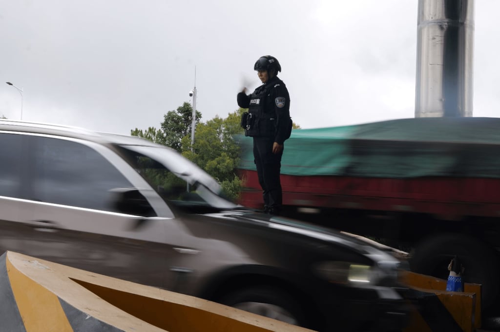 Li Xiangli and her 47 colleagues are stationed at a checkpoint in Yongren county, strategically positioned at the border between Yunnan and Sichuan provinces, where their primary responsibility is to inspect vehicles passing through the highways. Photo: CCTV