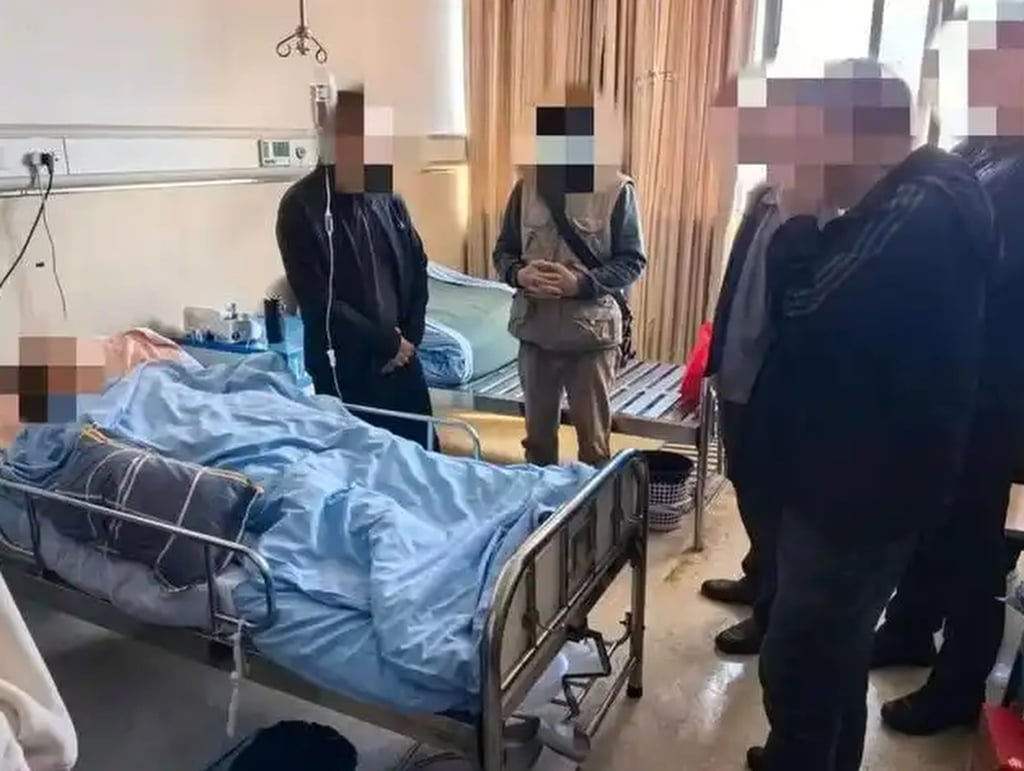 Officer Awei sustained severe injuries—including multiple fractures to his head and chest—during an anti-drug operation. The photo above shows colleagues visiting him in hospital during his recovery. Photo: Baidu