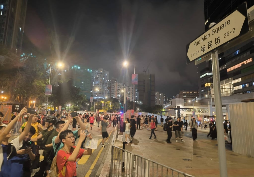 Hundreds gathered in Kwun Tong overnight on Saturday to bid farewell to the streets of Yue Man Square. Photo: Facebook/Yuemansq