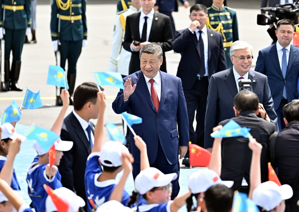Chinese President Xi Jinping (centre) greets children as he walks beside Kazakh President Kassym-Jomart Tokayev (second right) in Astana, Kazakhstan, on June 16, 2025. Photo: Xinhua
