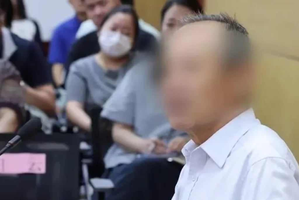 Ren is pictured at the hearing, which has garnered significant public and media attention; the courtroom was filled to capacity with reporters and members of the public. Photo: QQ.com