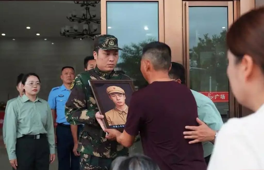 In May, a Nanjing University volunteer team, supported by Hunan authorities, began restoring faces of fallen Dongshan Island Battle soldiers. The picture shows a portrait being returned to a family. Photo: Handout