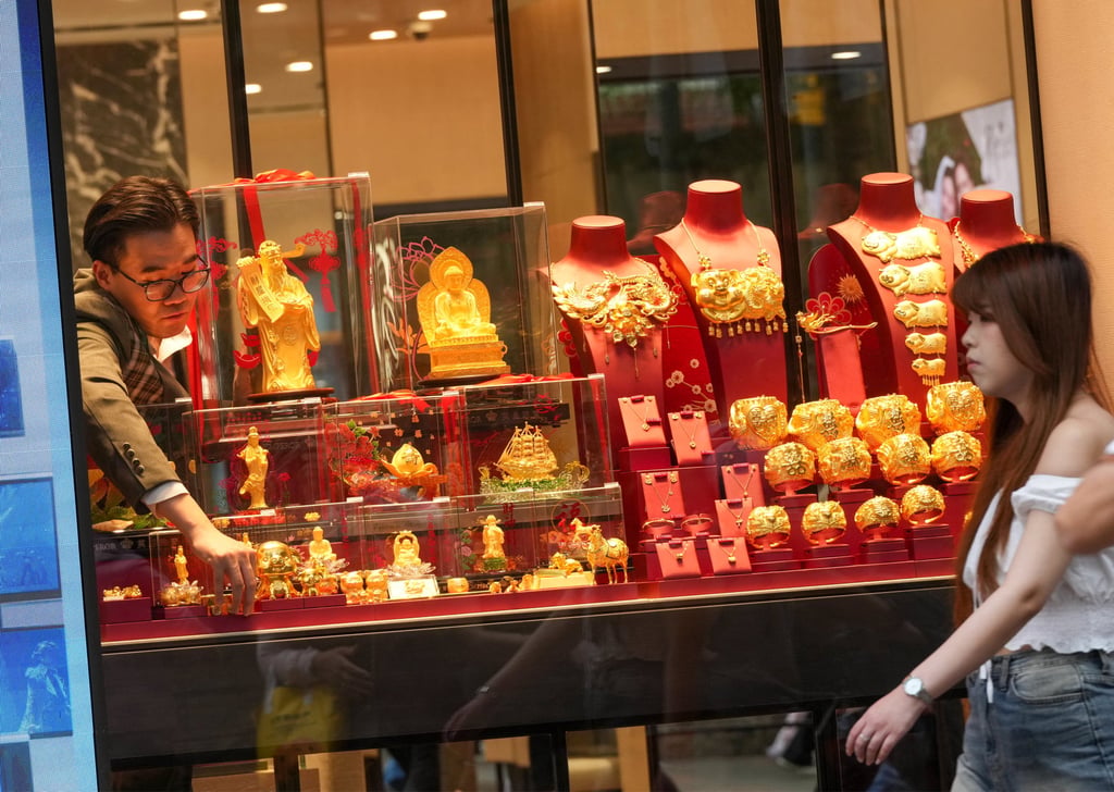 A jewellery shop on Canton Road in Tsim Sha Tsui, Hong Kong, during China’s ‘golden week’ holidays in May. Photo: Jelly Tse
