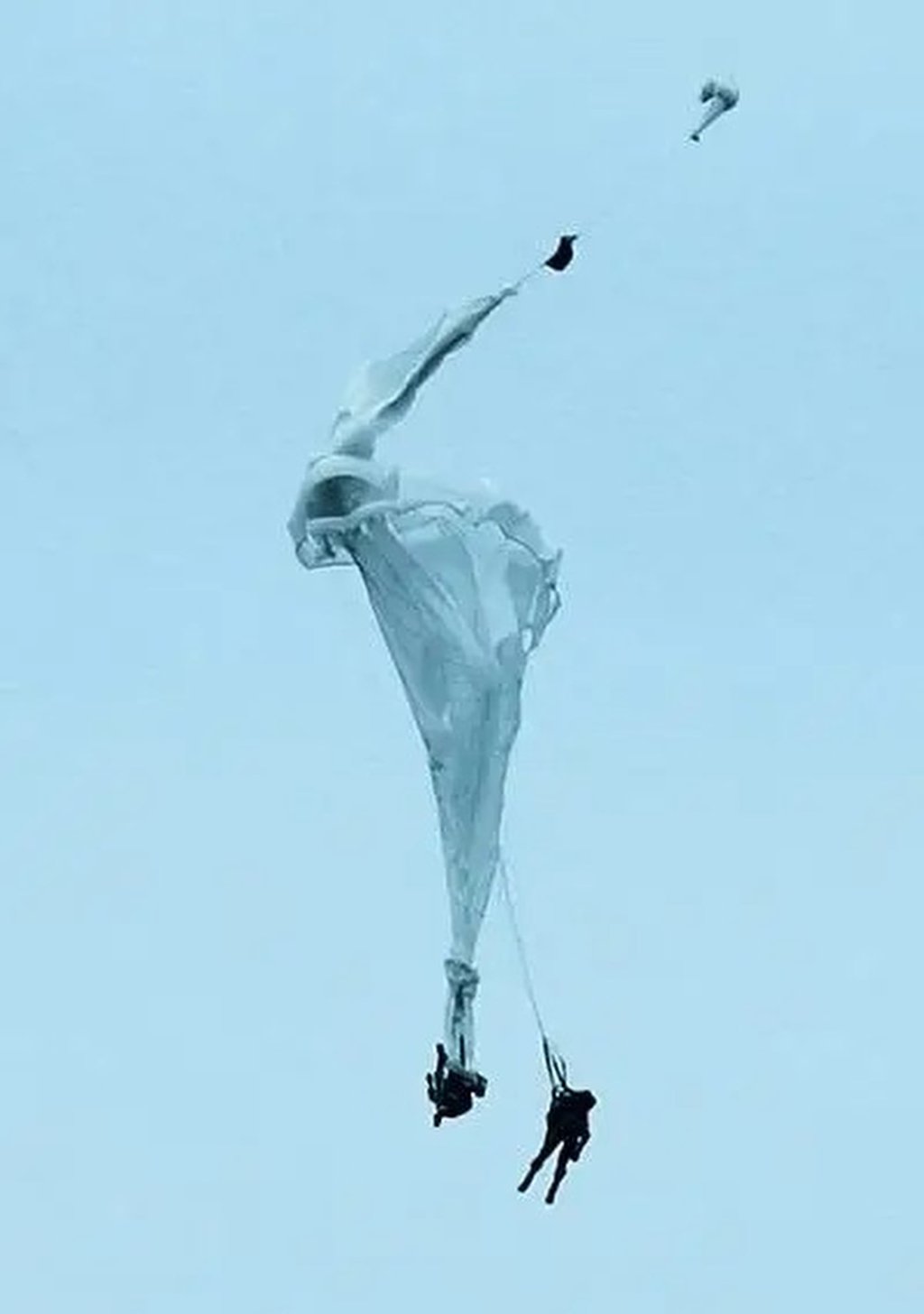 Corporal Chen Sijie (right) became unconscious during the mid-air collision, which left First Lieutenant Wang Rui upside down during the descent. Photo: Handout