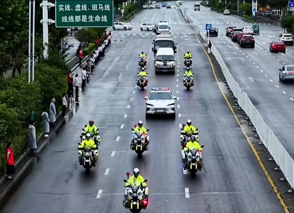 In Lujiang county, a funeral procession is held for Senior Colonel Fang Ming. Photo: Sohu
