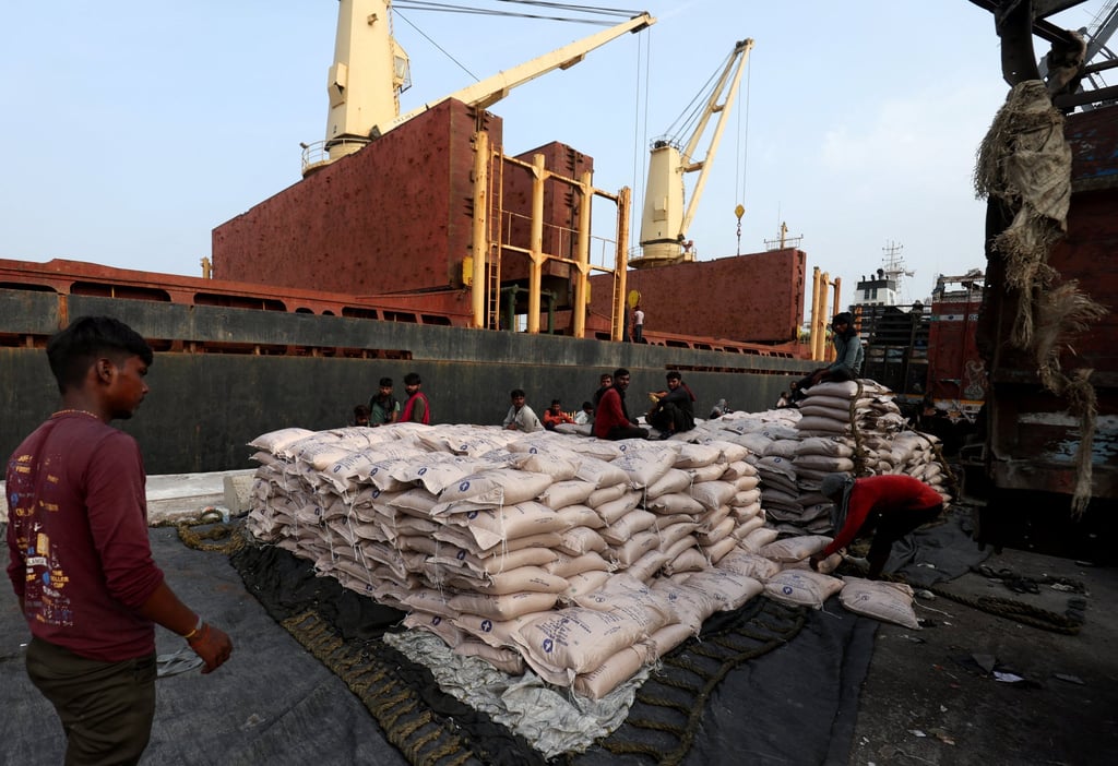 A worker arranges sugar bags in a net to load them onto a cargo ship at the Deendayal Port in Kandla, India’s Gujarat state, in September 2024. Photo: Reuters