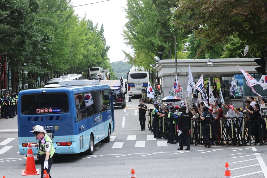 A justice ministry vehicle believed to be carrying former president Yoon Suk-yeol arrives at the Seoul Central District Court on Monday. Photo: YNA/dpa