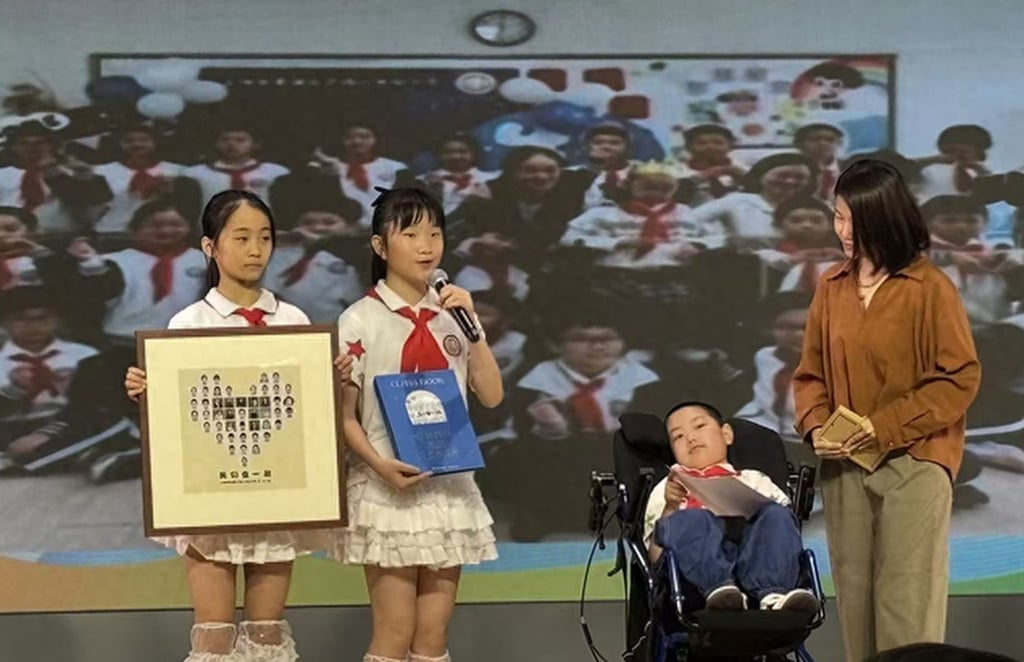 During the graduation ceremony, classmates fondly honour the beloved student in their speeches. Photo: Sina