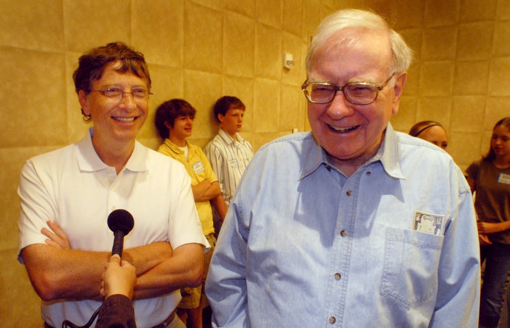 Bill Gates (left) and Warren Buffett laugh while answering questions before the Nebraska Regional Bridge tournament in Council Bluffs, Iowa, in August 2006. Photo: AP