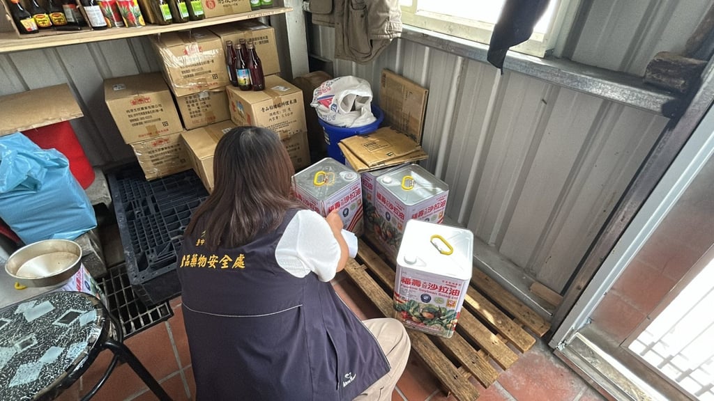 This isn’t Taiwan’s first contaminated edible oil scandal. In 2014, hundreds of tons of recycled waste and animal feed oil were illegally processed and sold. Photo: The Taichung City Food Safety Department