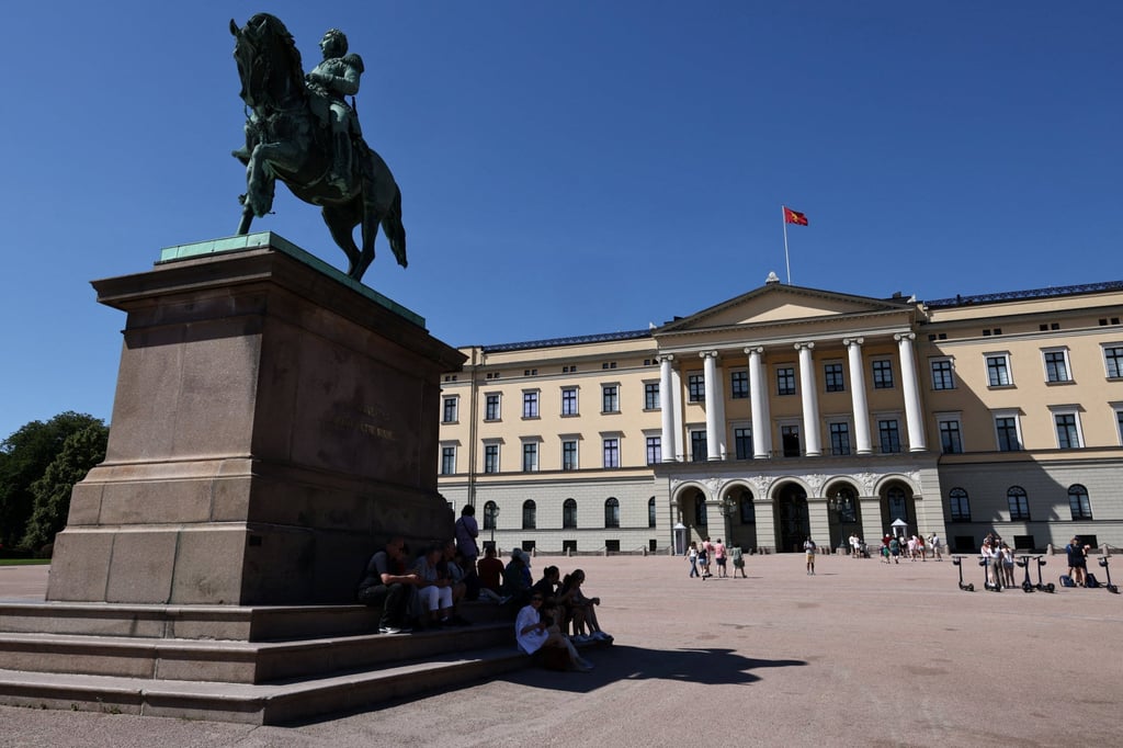 Tourists sit in the shade by a statue in front of The Royal Palace in Oslo, Norway, on July 10. Photo: Reuters