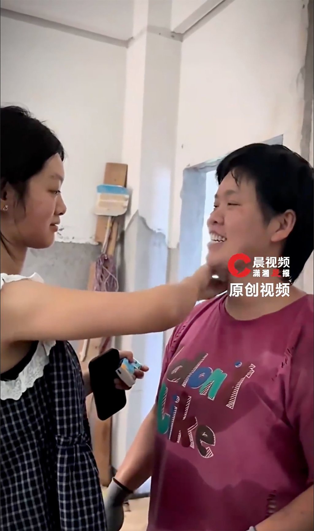 Wanting to ease her mother’s burden, Yuanyuan carried bricks on her back to earn money for her upcoming university tuition. Photo: Baidu